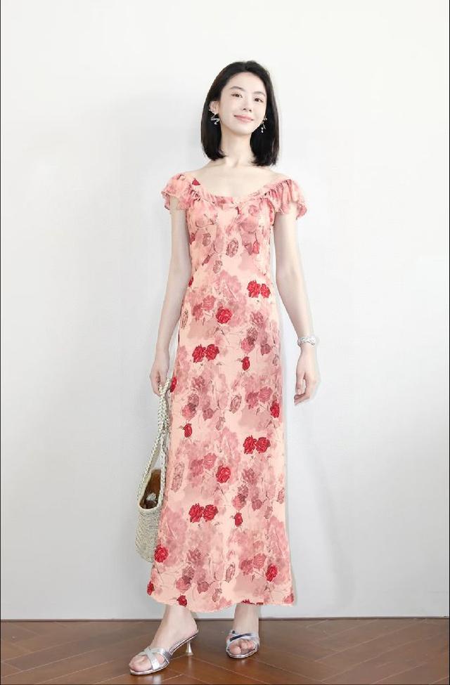 高级复古玫瑰吊带裙 棕底晕染浓墨重彩的玫瑰印花 像从