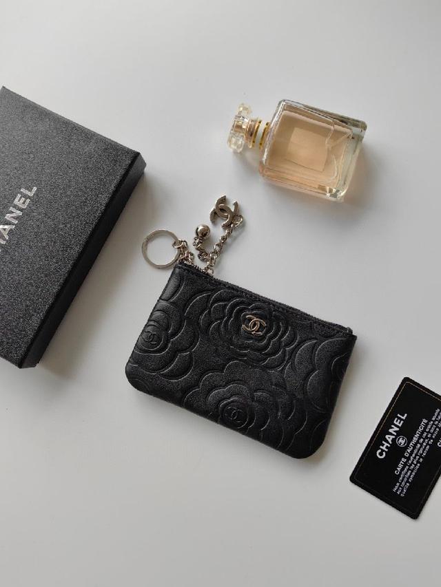 新款吊坠零钱包💦款号A50168顶级皮料五金，山茶花纹路