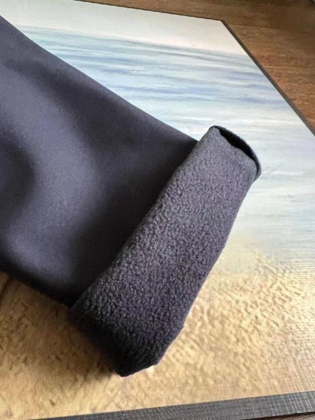 考究的3D立体裁剪，让衣服具备丸美的合身性，和更舒适的内部空间