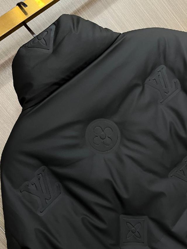新款羽绒服。这款号称羽绒服届最贵的，全部90绒的。