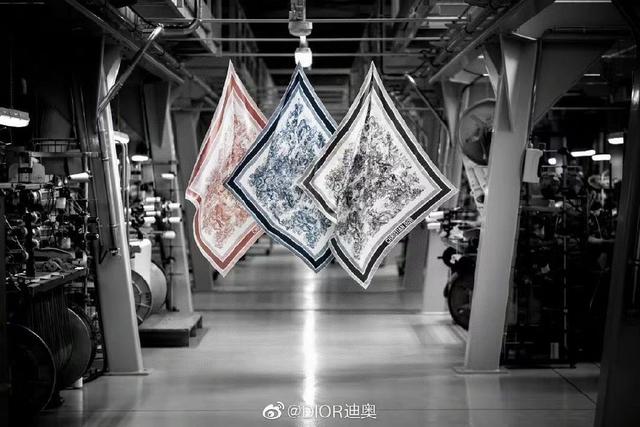 该图案从 Dior 档案汲取灵感，致敬 Dior 具有历史意义的蒙田大道地址。