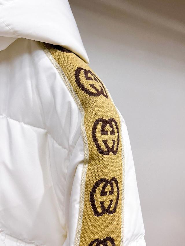 官网款2025秋冬新款羽绒服。这款号称羽绒服届最高端的，