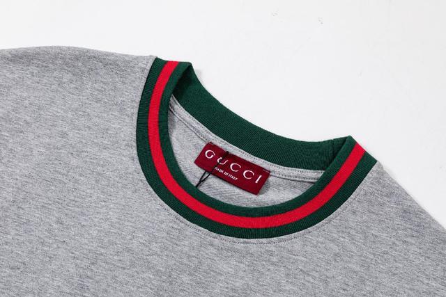 刺绣小字母logo圆领拼接短袖，高克重原版洗水面料