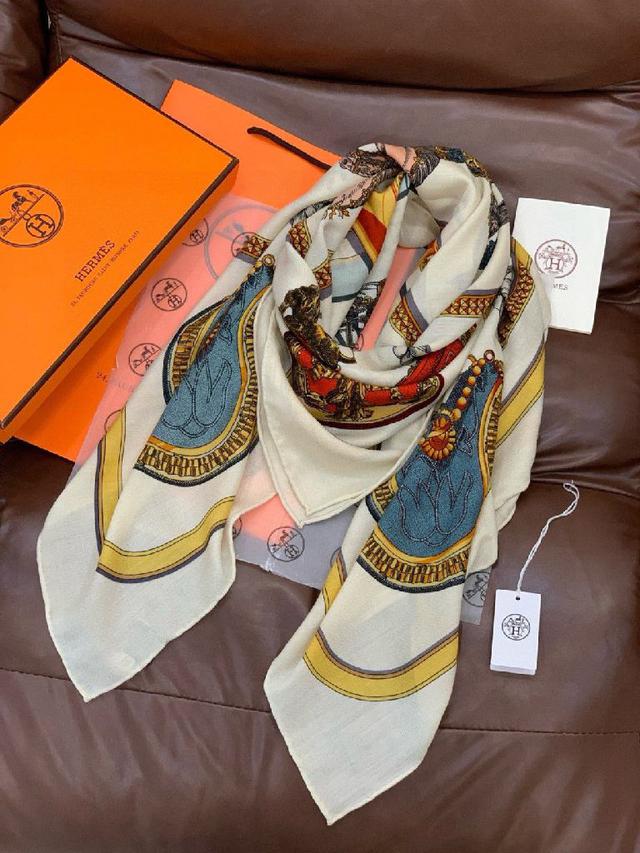 手工卷边羊绒和真丝混纺披肩（70%羊绒，30%桑蚕丝）