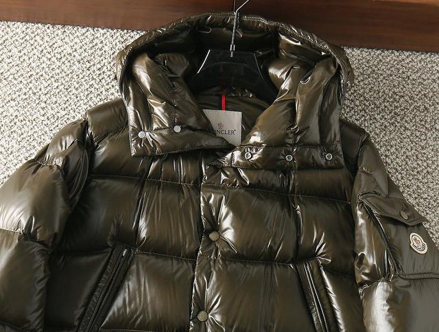 设计时尚中长款连帽蒙口羽绒服。 官网同步发售！设计感与颜值爆棚