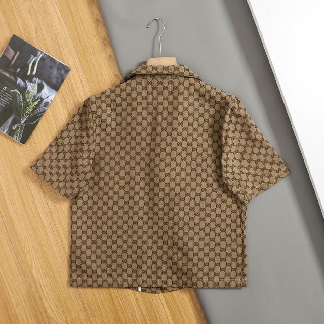 这款短袖衬衫设计实用，彰显工装美学。采用棉质牛仔布精心制作