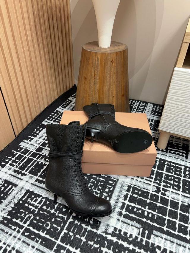 Miu miu新款复古高跟靴系带细跟短靴 这款皮革靴呈现对比效果的纹理