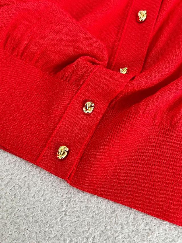 门襟采用独特的金色纽结扣作为点缀 瞬间点亮整体避免单调