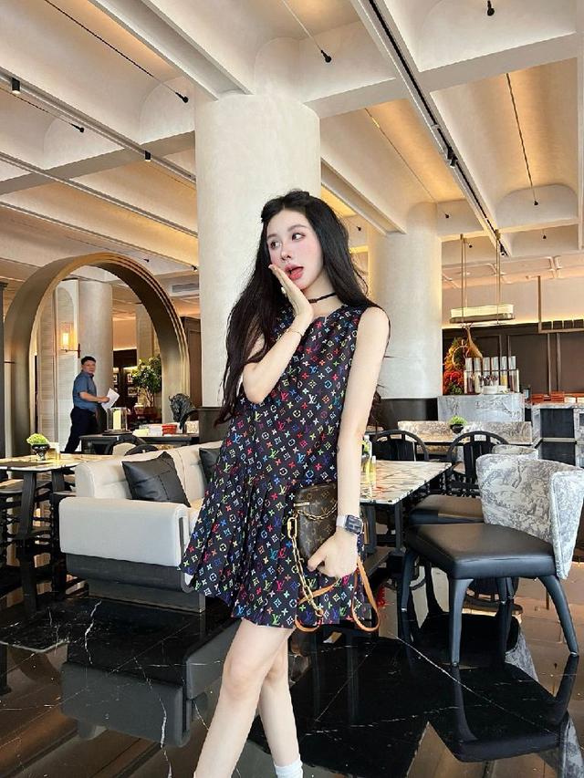 25SS新款牛仔无袖连衣裙👗/下摆压折设计/字母刺绣装饰/