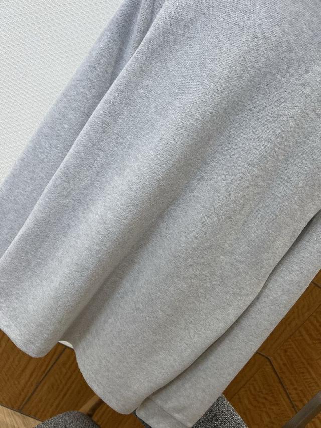 修饰颈部线条，利落显瘦且适配多种叠穿造型，既能单穿彰显随性，也能内搭衬衫打造通勤质感；