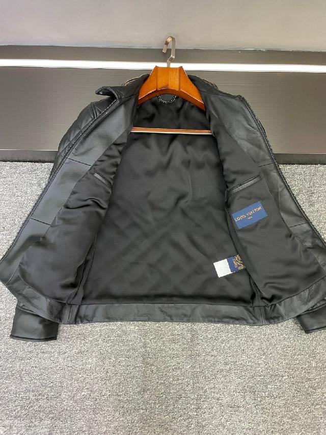 男生穿它，搭牛仔裤是随性的酷感，配深色西裤又能穿出雅痞的精致，