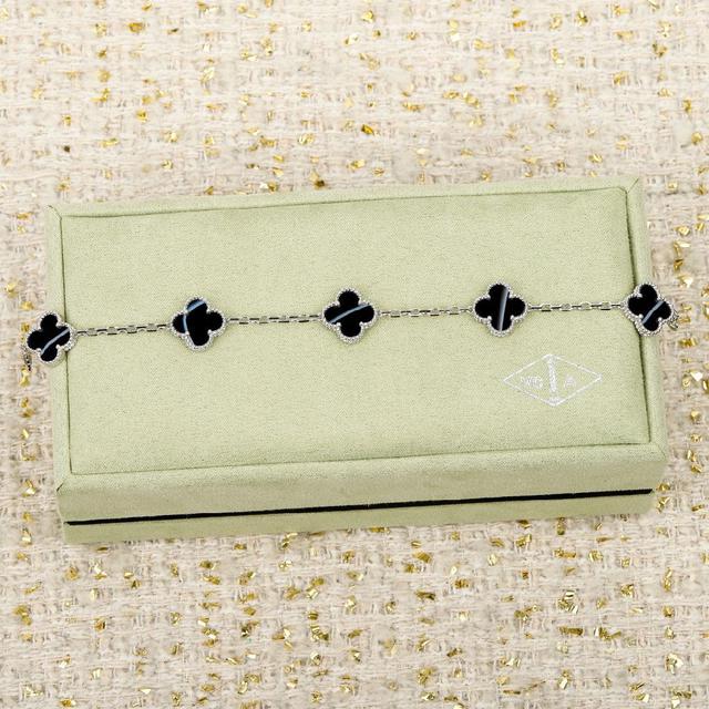 我们的顶级终极版本采用的是纯银材质，再到表层电镀超厚的真金电镀层，