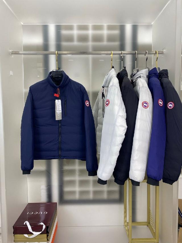 Verney采用三合一设计，功能实用。短款设计，配有可拆卸羽绒马甲，