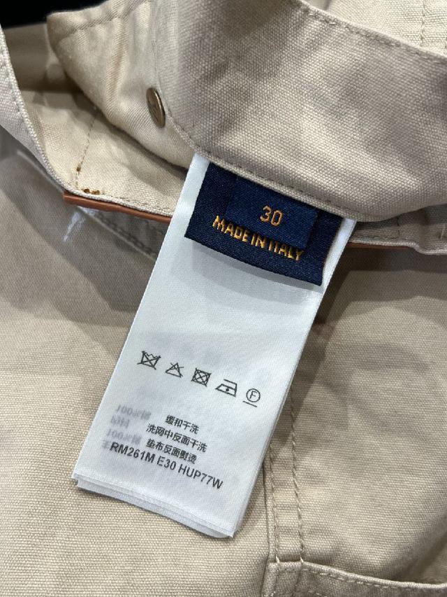 衣身多口袋工装版型搭配立体贴袋设计，袋口辅以黄铜铆钉加固，工艺细腻扎实，