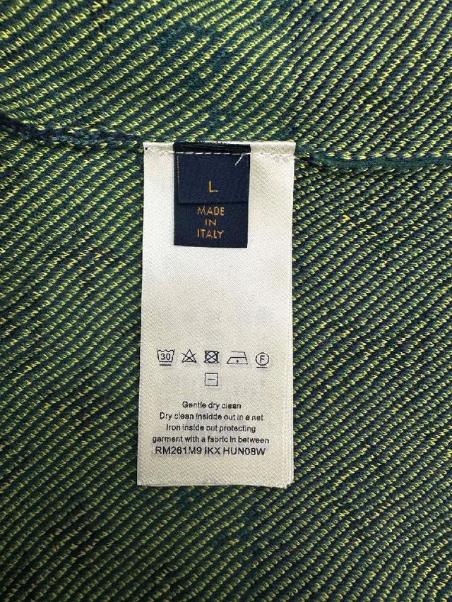 采用经典Monogram老花图案，结合绿、藏青相间的条纹设计