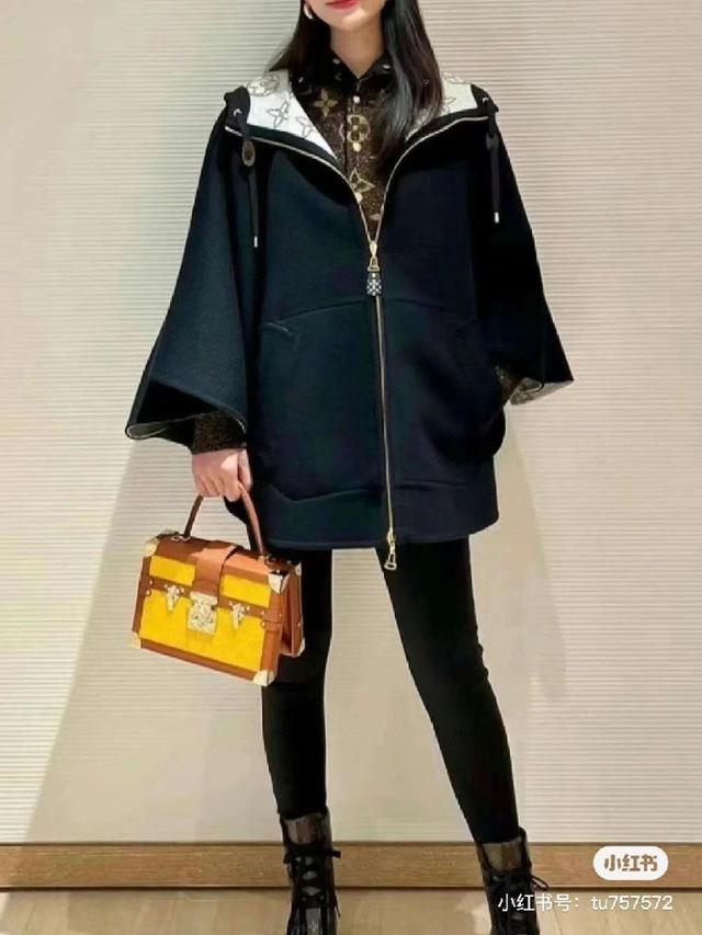 Lou*sVui*ton23早秋新品！专柜大热款 双面连帽斗篷大衣！