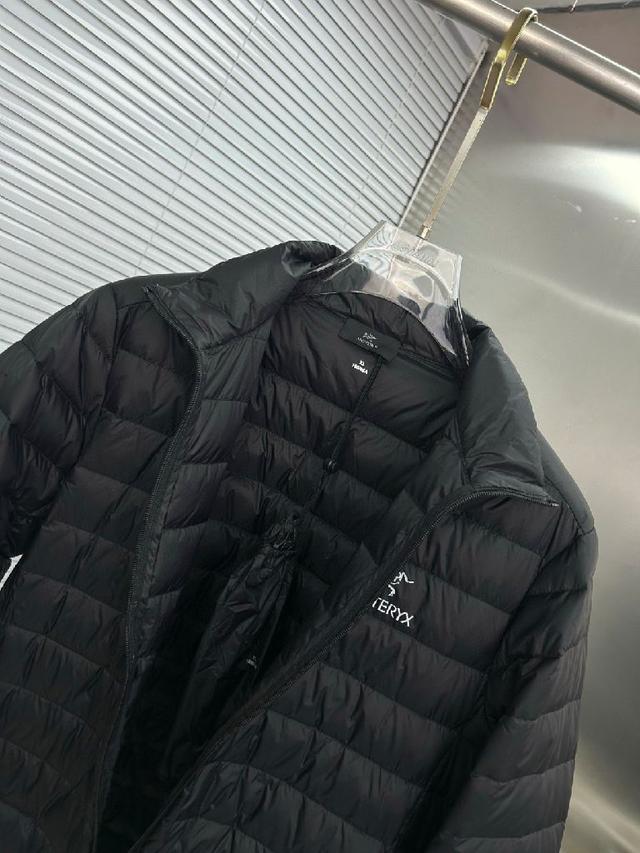 高品质羽绒服极度防寒 顶级的设计 让整件羽绒服更为