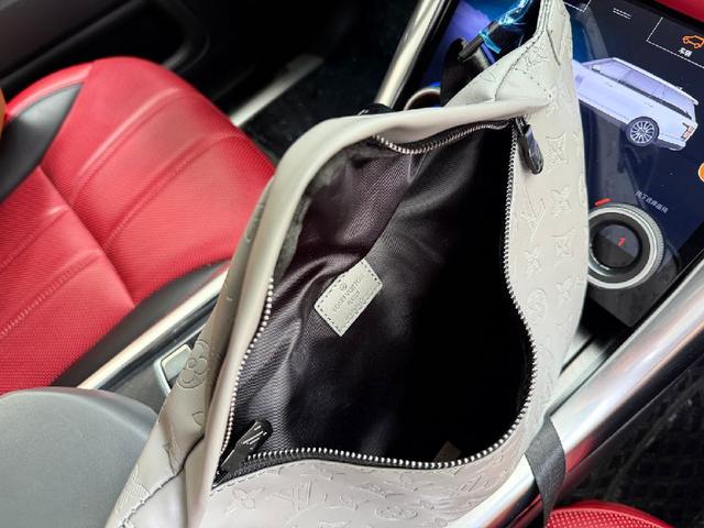 新款 “ Louis Vuitton”lv单肩包💼  路易威登邮差包斜