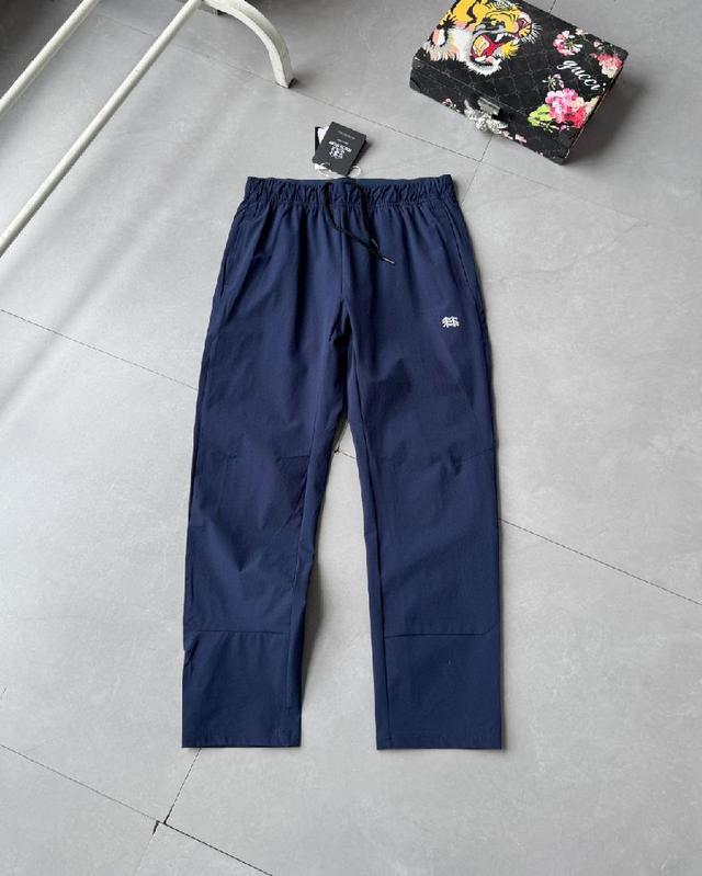 久穿不褪色不变形！叠搭一件圆领T恤，营造出层次感！