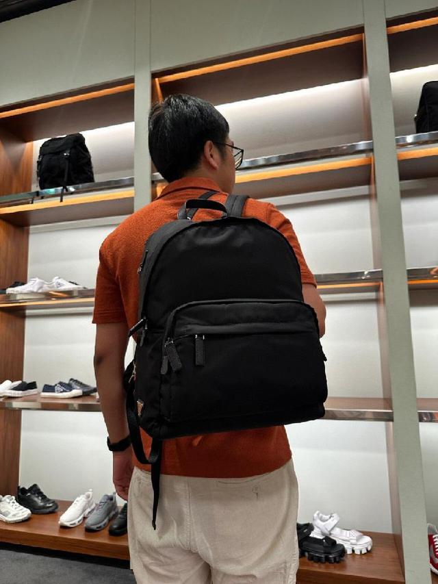 Saffiano皮革提手，双向拉链开合，两个拉链外袋，尼龙衬里