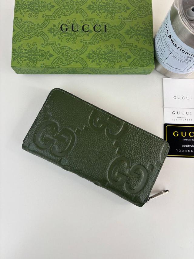 尽展澎湃活力和个性魅力。这款全拉链式钱包以皮革匠心打造，