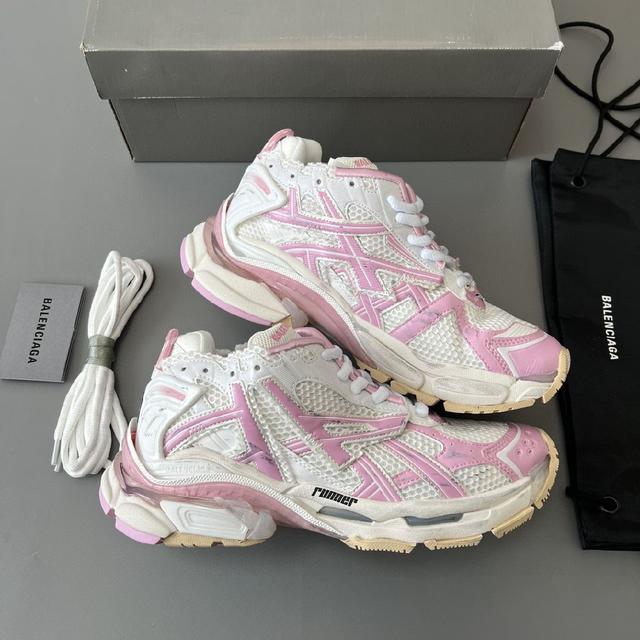巴黎世家-Runner、是通过溢胶、做旧、缝线等细节，