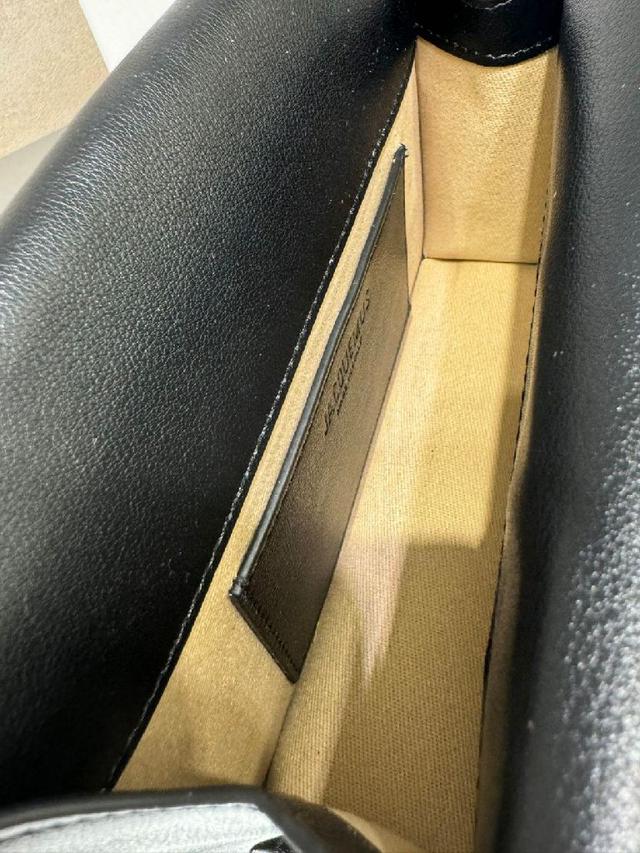 这款独特的手提包 被称为“take-out clutch”小羊皮材质 卷边折叠盖内部卡扣