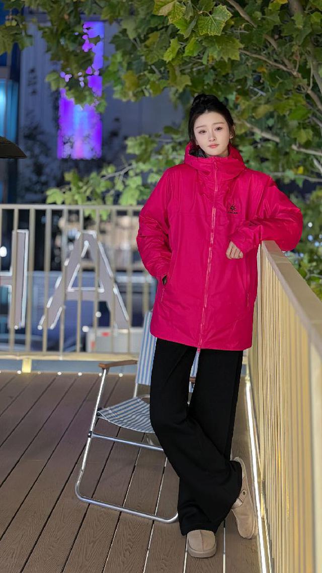 鹅绒，轻盈锁温，绒子含量90%，卓越保暖 持久舒适防，水、防风、透气、轻量、抗撕裂耐磨