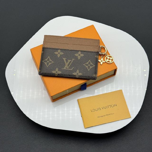 这款LV Charms名片夹以Monogram涂层帆布及牛皮制造，