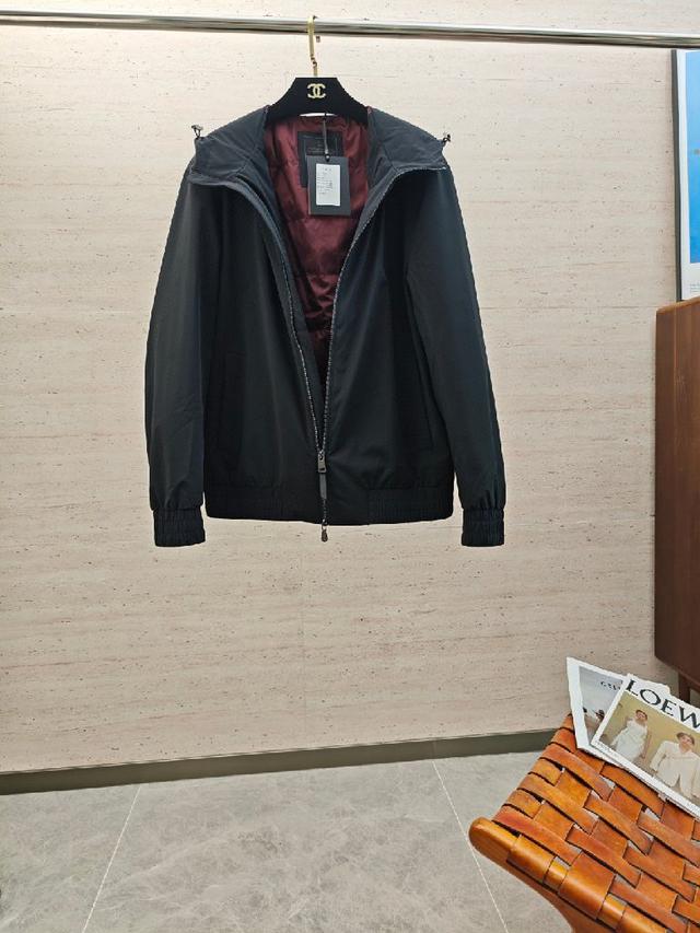 冬季男士连帽夹克羽绒服外套.......饰有袖臂毡毛刺绣设计