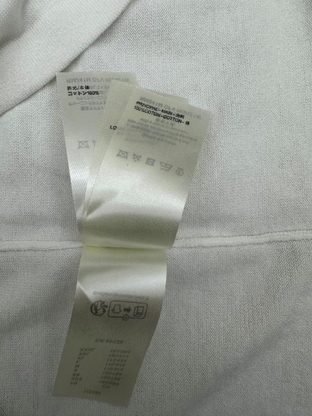 这款T恤极简主义设计和精美细节于一身。Oversize饰边引人联想蒂罗尔