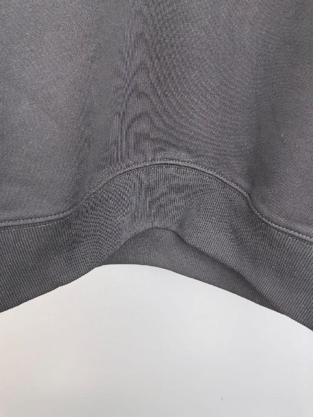 召唤摩登新意，造就不同以往的概念化图案，为传统棉质T恤注入丰盈内涵