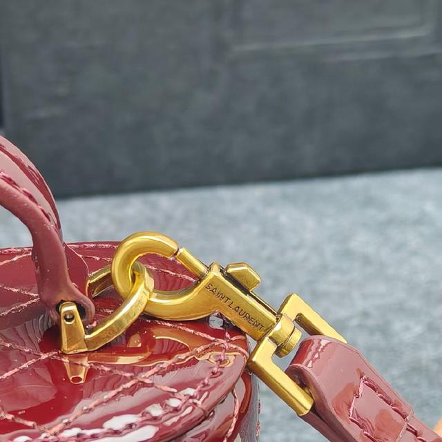 漆皮质感的小gaby，也是ROSE同款空间大，手提单肩斜