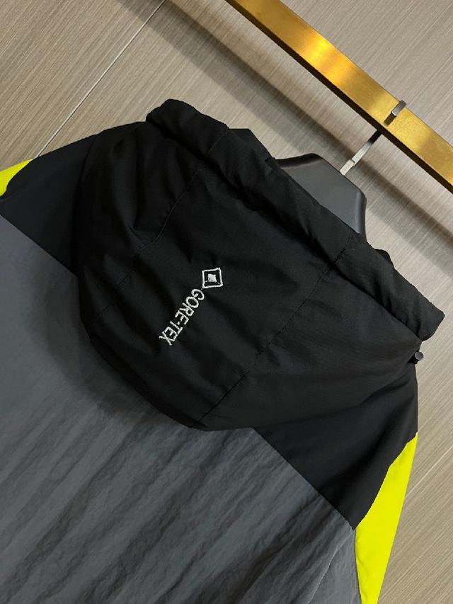 新款羽绒服。这款号称羽绒服届最贵的，全部90绒的