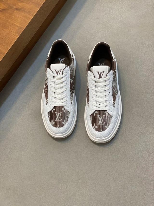 新品男士高端休闲运动鞋，选用进口头层牛皮拼接