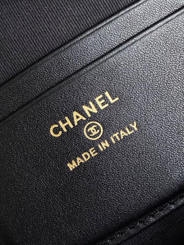 链条手拿包👜 颗粒小牛皮配金色金属 让整个包看起