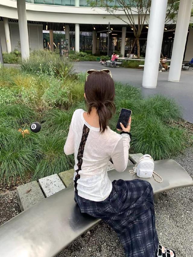 59 立体提花后背镂空上衣～