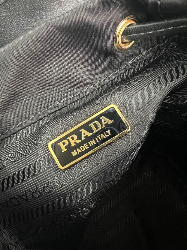 饰有标志性的涂珐琅三角形金属徽标。又是一款永久不过时单肩包