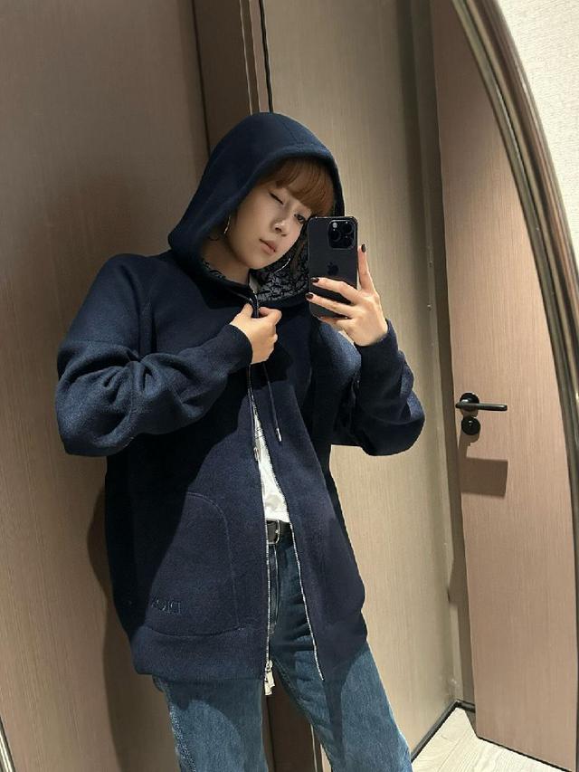 提花图案通过精密针织工艺完美呈现，正反两面均可穿着，展现不同风格魅力。圆领设计简洁大方，