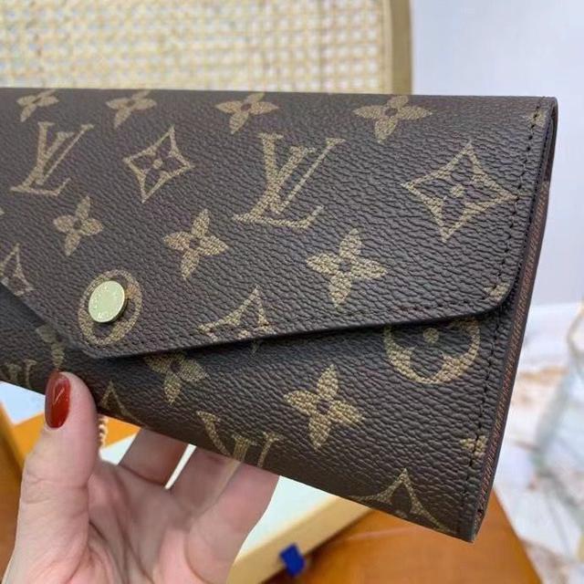 专柜新款👍这款信封式钱夹以优雅的帆布.内头层牛皮制成.