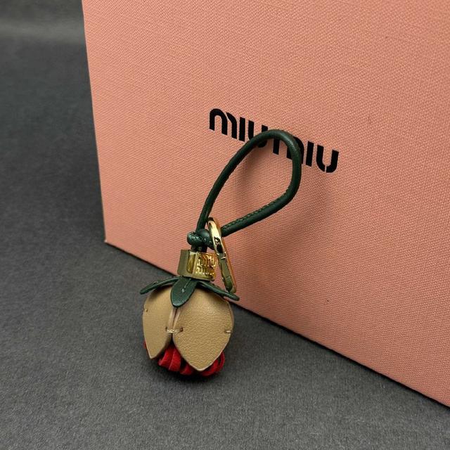 新的一季MIU MIU  挂饰真的太可爱了