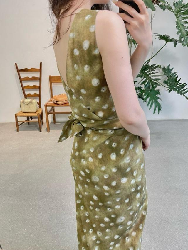 高级复古玫瑰吊带裙 棕底晕染浓墨重彩的玫瑰印花 像从