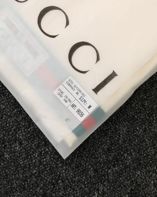面料采用定制240g珠地棉面料，田岛刺绣机刺绣