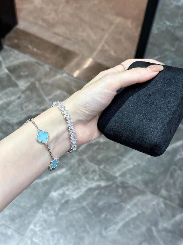 我们的顶级终极版本采用的是纯银材质，再到表层电镀超厚的真金电镀层