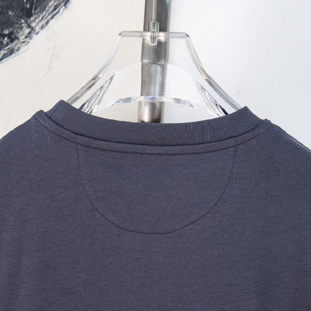 格纹与纯色设计巧妙交融的印花图案。圆领款式，呈现休闲版型