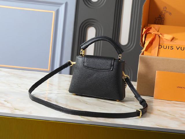 手袋取材 Taurillon 牛皮革，为手柄、翻盖和包身分别渲染韵致各异的