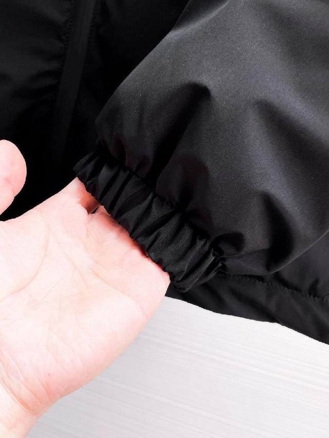 官网款新款羽绒服。这款号称羽绒服届最高端的，全部90绒