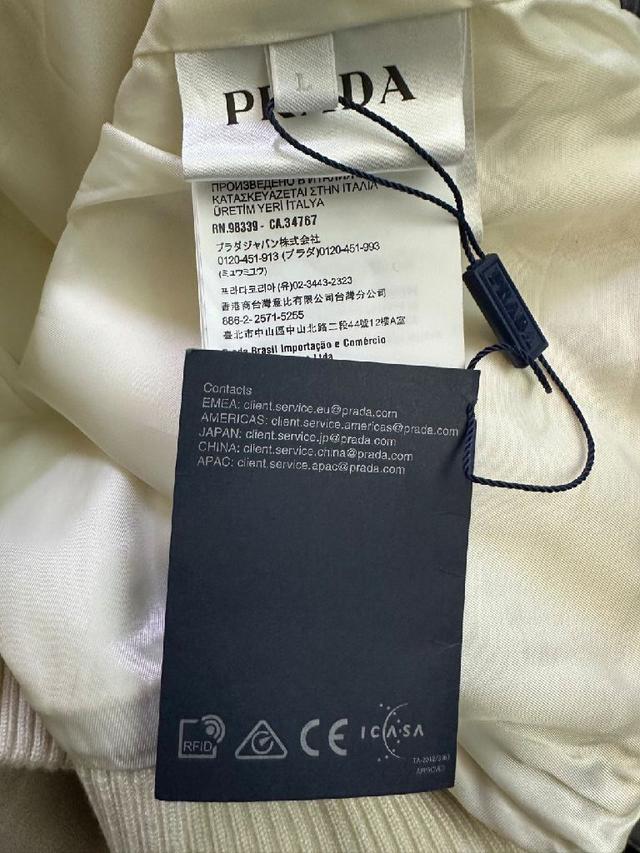 Lv立体压花羽绒服   蓬松感超级好 采用90白鸭绒 上身效果大气 男女同款 百搭不挑人