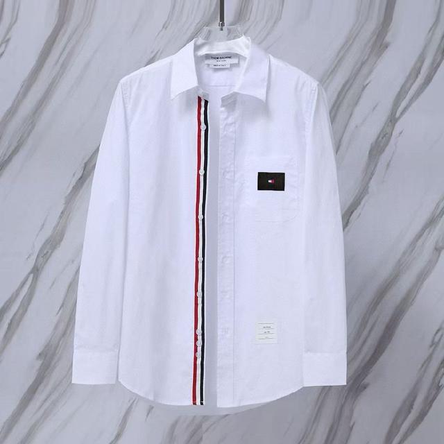采用进口14针毛织机，袖口带有PRADA品牌标识提花logo。