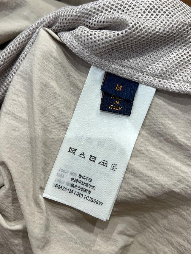 领口采用经典翻领设计，利落挺括修饰颈部线条，搭配带有品牌专属LV标识的